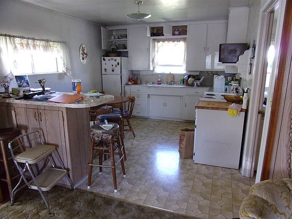 3rd image of 208 College St