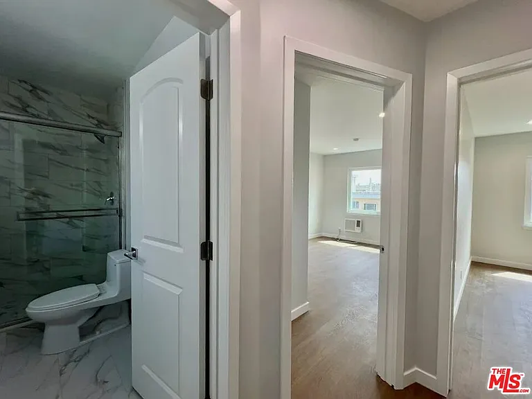 903 S Barrington Ave — Photo 19