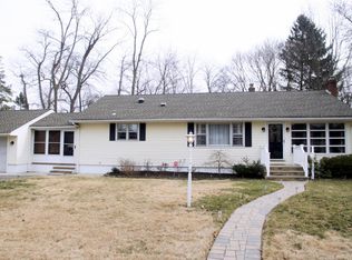 555 Hopping Rd, Belford, NJ 07718