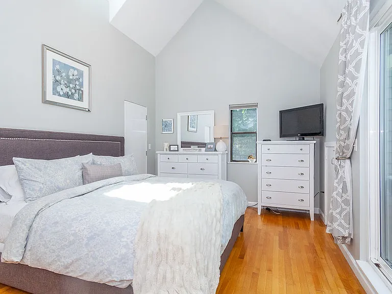 129 Governor Winthrop Rd — Photo 20