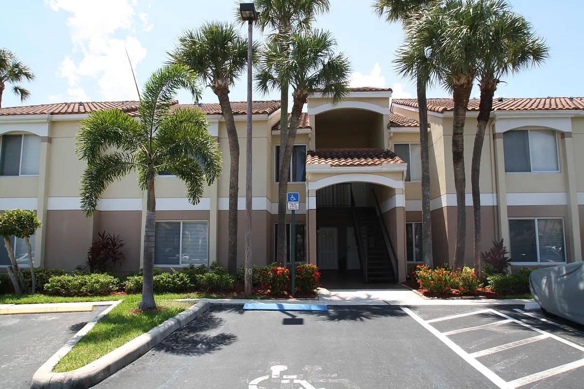 Building Photo - 815 W Boynton Beach Blvd #10-203