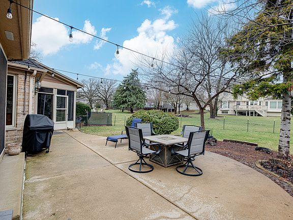 3rd image of 29W220 Oak Knoll Rd