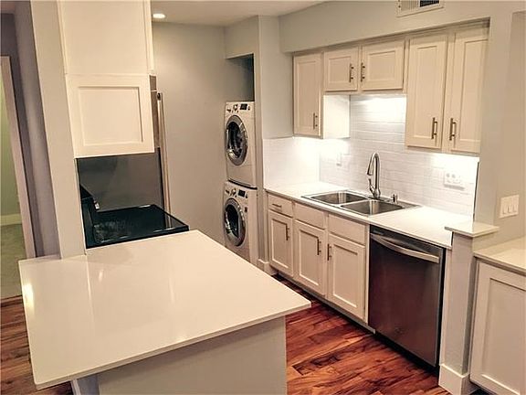 Stackable washer and dryer convey.