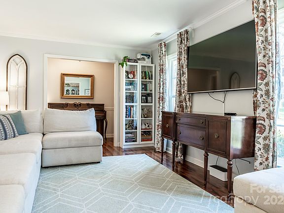 5th image of 222 Sunnywood Ln
