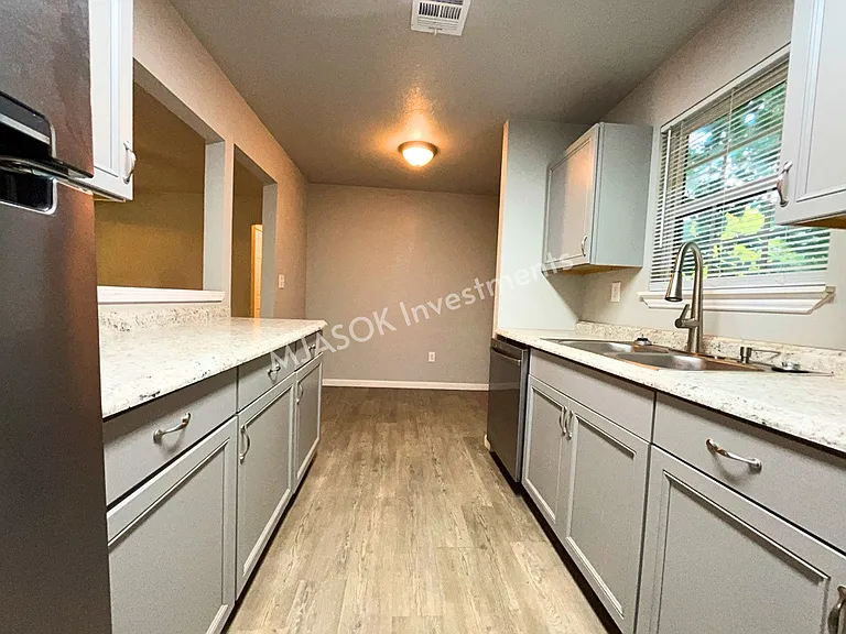 1808 NW Taft Ave — Photo 6