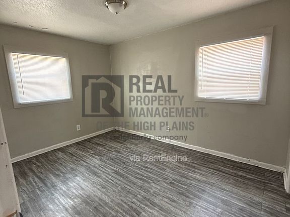 5th image of 1301 Evergreen St #D