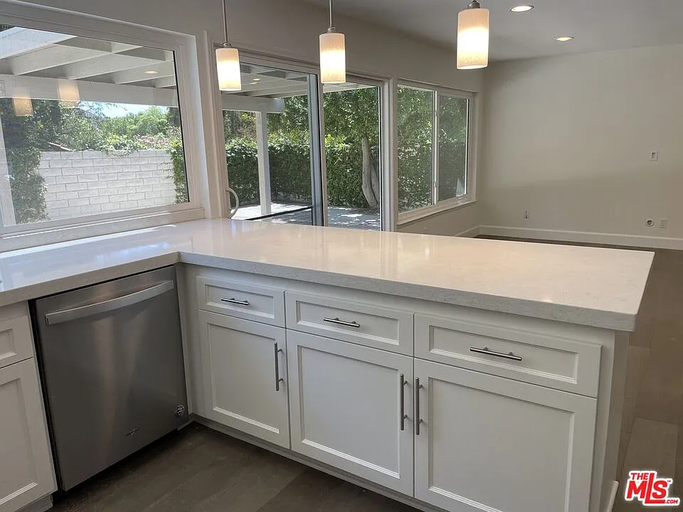 4 bed, 2.0 bath, 1989 sqft, $7,000 — Photo 2