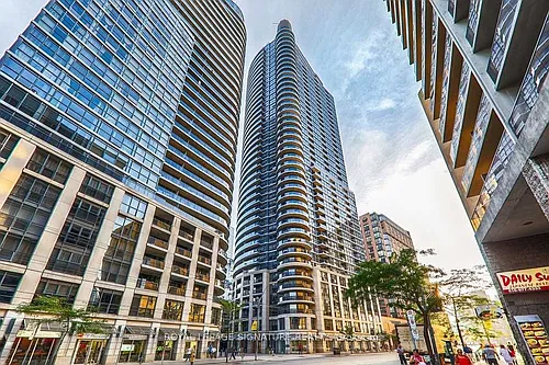 21 Carlton St Photo 1