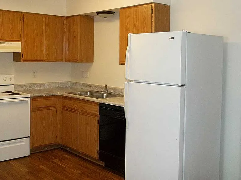 SUNDANCE NEWTON APARTMENTS — Photo 5