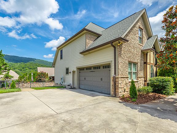 3rd image of 575 Blue Canyon Ln