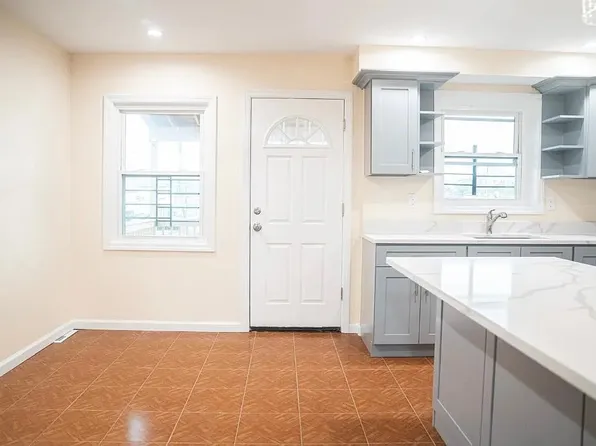 2723 Colden Avenue image 3 of 30