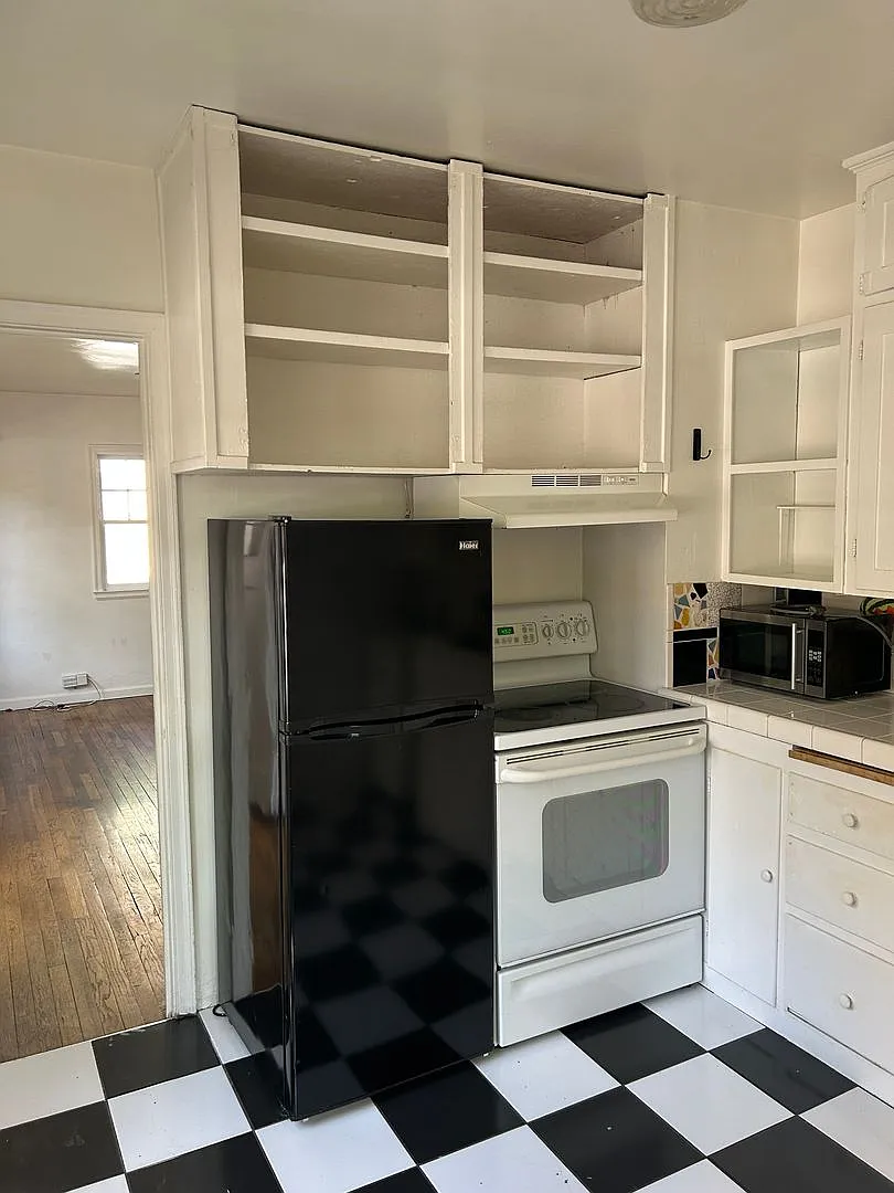 **Midtown - Ready For Move In** 2 Bedroom/1 Bath House — Photo 4