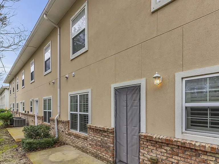 1486 Bentley Cir — Photo 36