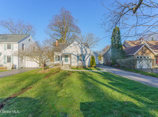 1525 Valencia Rd, Niskayuna, NY 12309