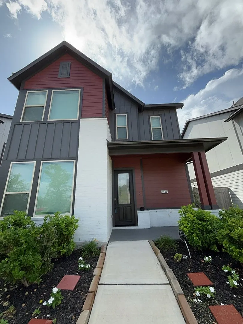 1542 Park Path Dr **Ask About Our No Cash Deposit Option — Photo 1