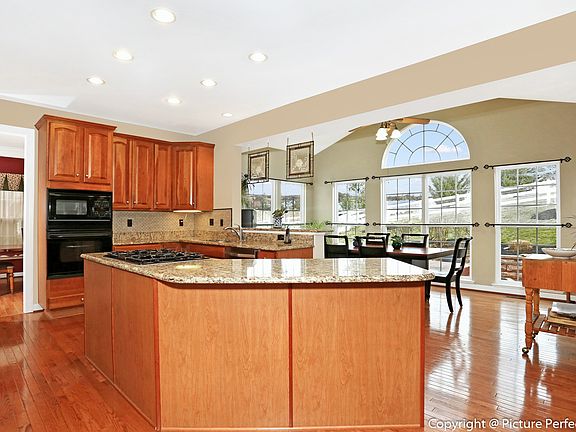 4th image of 8 Hollow Creek Cir