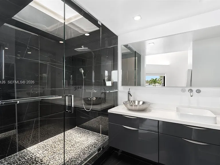 3560 W Fairview St — Photo 22
