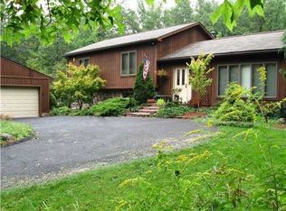 11 Oak Hill Dr, Rock Tavern, NY 12575