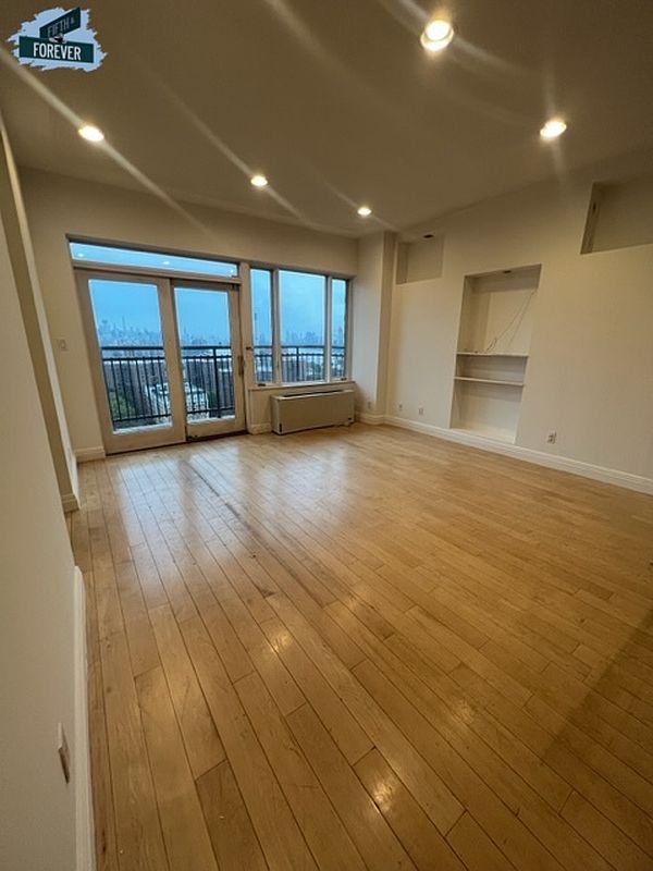 189 Bridge Street #15B