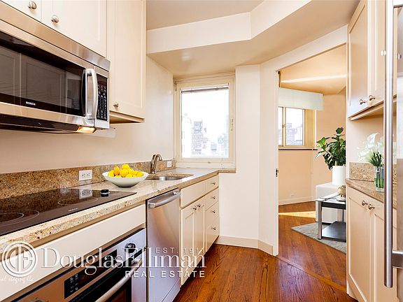 3rd image of 25 E 83rd St APT 11B