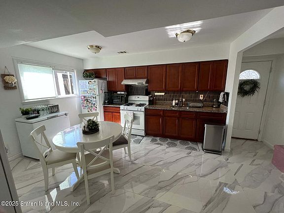 4th image of 158 Merrill Ave
