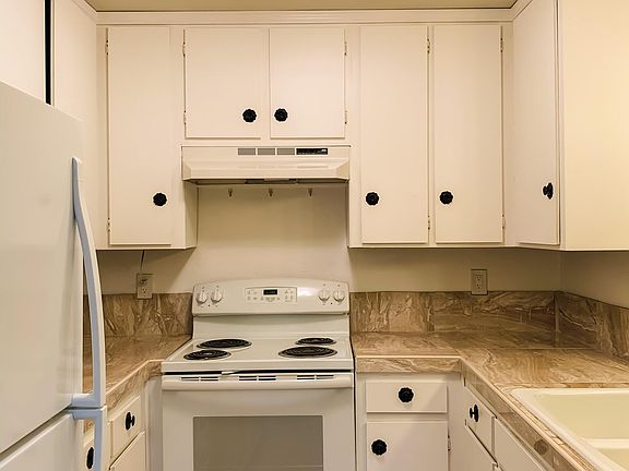 5th image of 3940 Dove St Unit 423