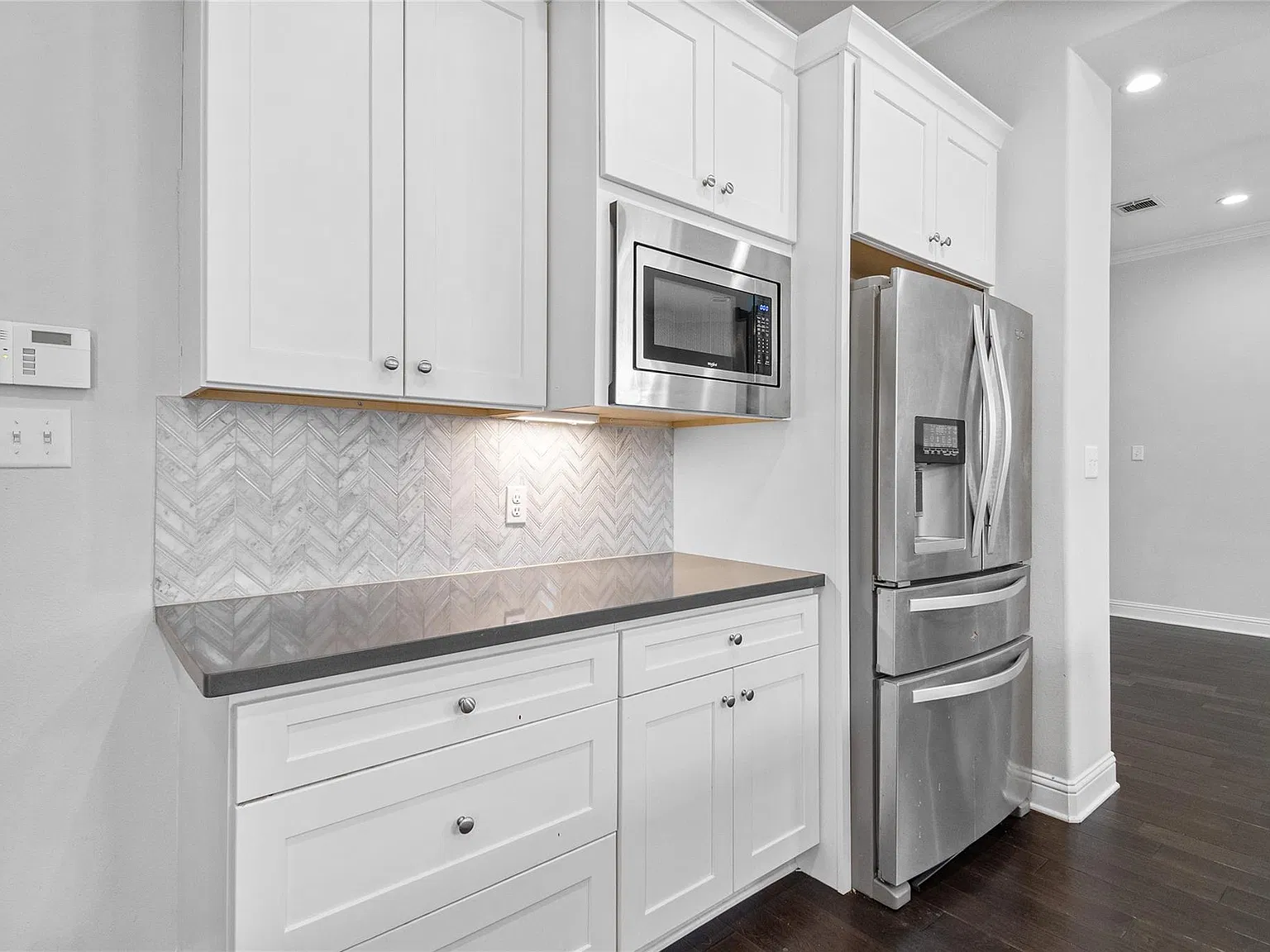 3 bed, 2.5 bath, 1964 sqft, $2,400 — Photo 4