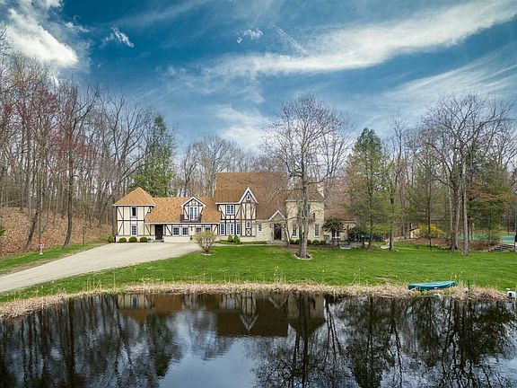 3rd image of 107 E Meadowbrook Ln