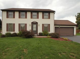 7 Penshire Cir, Penfield, NY 14526
