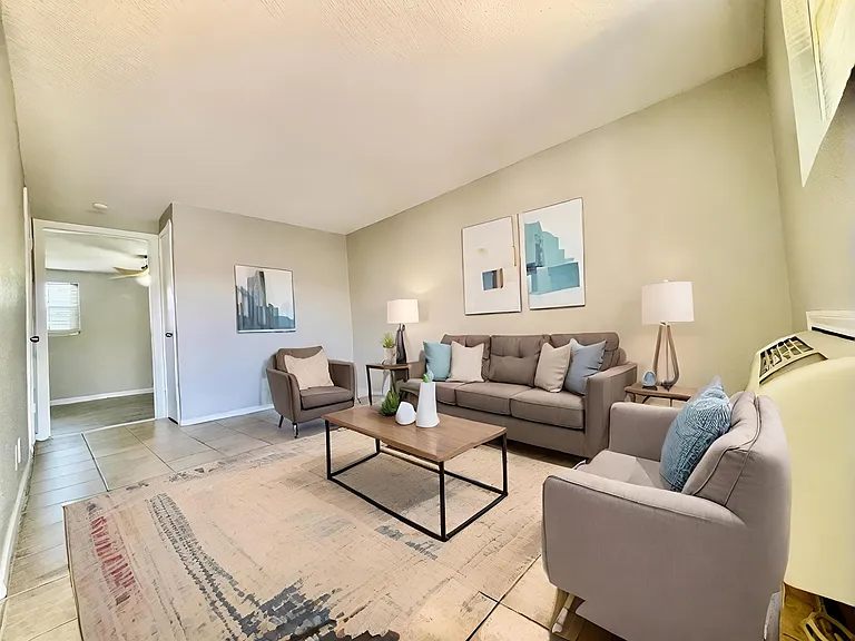 410 E 6th St #4 — Photo 7