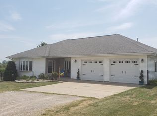 511 6th St E, Newhall, IA 52315