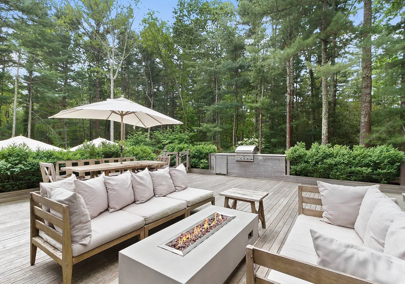 East Hampton-Bright Idyllic Renovated Retreat on 7 acre Reserve — Photo 3