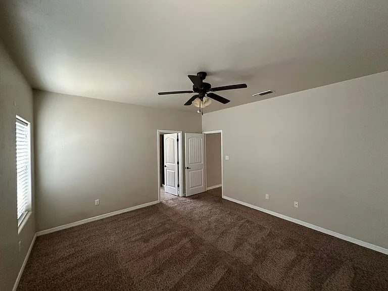 1815 Amber Dr — Photo 9