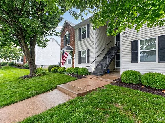 3rd image of 1440 Surrey Ln
