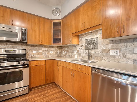 3rd image of 900 Lee St Unit 202