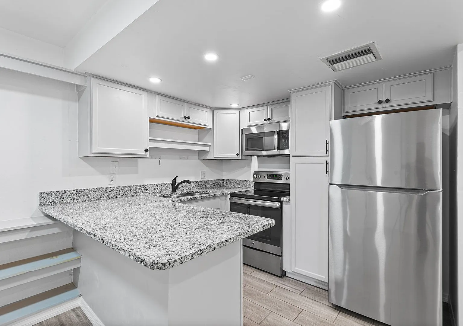 St Pete Apartment For Rent!! — Photo 1