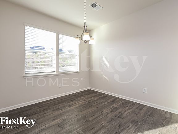 5th image of 705 Ridgemoor Trl