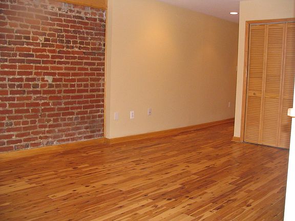 Large Living Room w/Beautiful Hardwood Floor