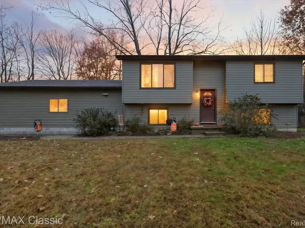 5594 Harper Rd, Holt, MI 48842