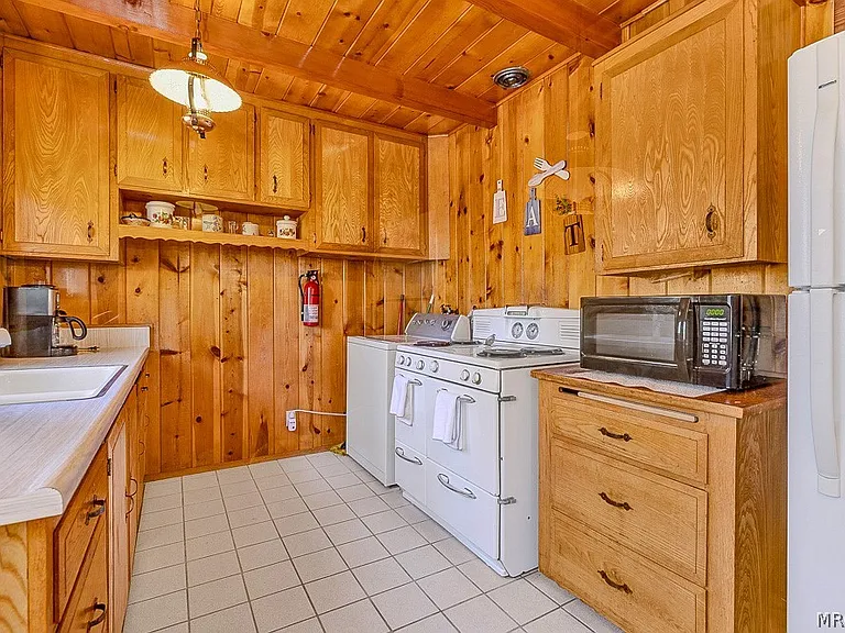 548 Holmes Ln — Photo 8