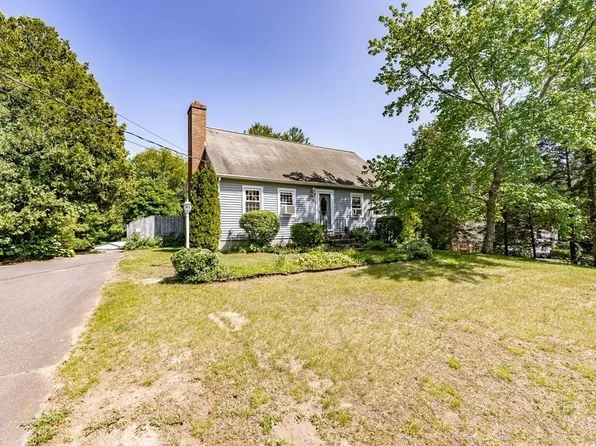 12 Pinebrook Cir, Granby, MA 01033