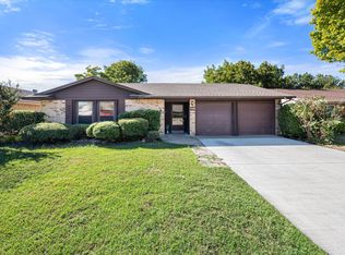 425 W Springdale Ln, Grand Prairie, TX 75052