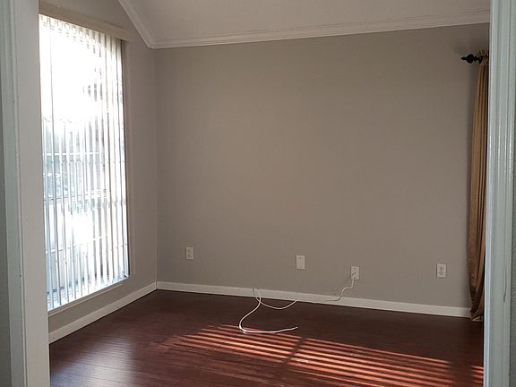 4th image of 1121 Courtney Ln