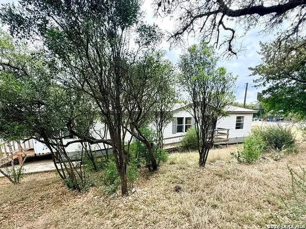 182 Laurel Ridge Dr, Lakehills, TX 78063