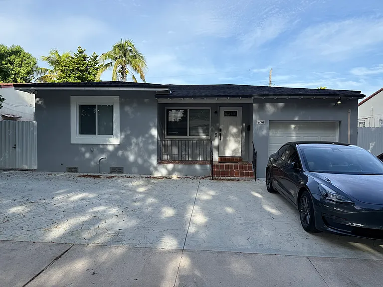 630 SW 46th Ave — Photo 2