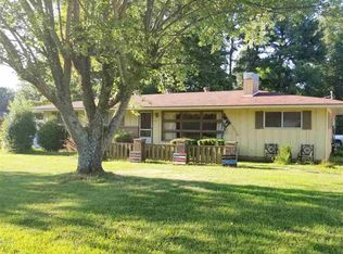 903 Crestview Dr, Greenfield, TN 38230