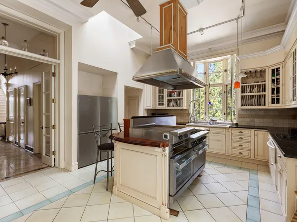 5440 Independence Avenue image 11 of 36