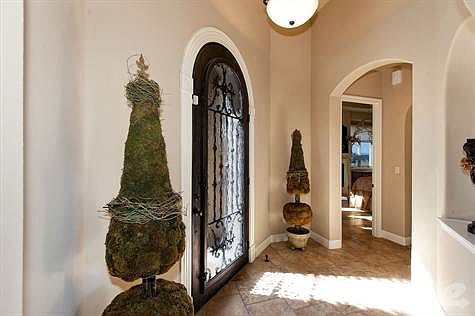 8 Foyer