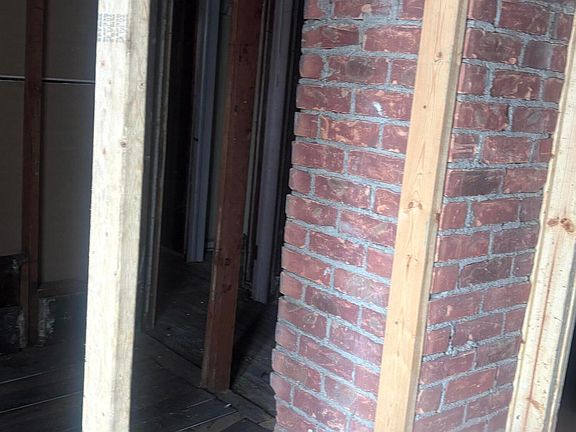 4th image of 20020 Hickory St