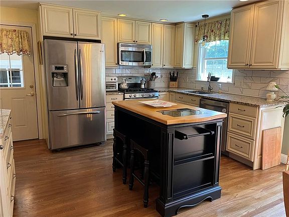 3rd image of 36 Brookside Dr